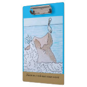 Pelikaan op een rots in de buurt van oceaangolven klembord (Links)