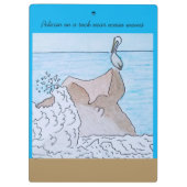 Pelikaan op een rots in de buurt van oceaangolven klembord (Achterkant)