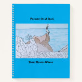 Pelikaan op een rots in de buurt van oceaangolven notitieboek (Voorkant)