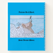 Pelikaan op een rots in de buurt van oceaangolven notitieboek (Achterkant)