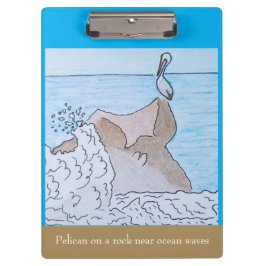 Pelikaan op een rots nabij oceaangolven klembord