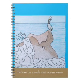 Pelikaan op een rots nabij oceaangolven notitieboek