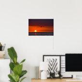 Pelikaan vliegt bij zonsondergang poster (Thuiskantoor)
