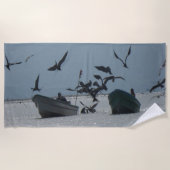 Pelikanen rond Vissen Boats Strandlaken (Voorkant)