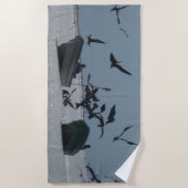 Pelikanen rond Vissen Boats Strandlaken (Voorkant)