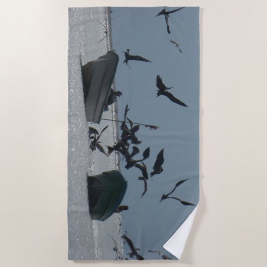 Pelikanen rond Vissen Boats Strandlaken (Voorkant)