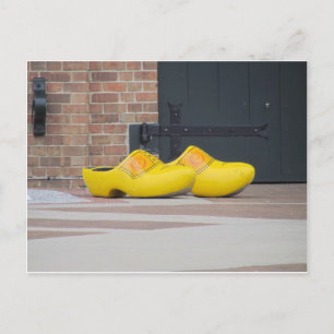Pella, Iowa, Yellow Wooden Dutch Shoes Briefkaart