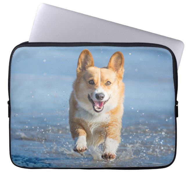 Pembroke Welsh Corgi Dog aan het strand Laptop Sleeve (Voorkant)