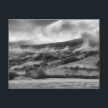 PEN Y FAN, BRECON BEACONS, WALES - ZWART EN WITTE BRIEFKAART<br><div class="desc">Pen y Fan is de hoogste piek in Zuid-Wales, gelegen in het nationaal park Brecon Beacons. Op 886 meter boven het niveau van het zee is het ook de hoogste Britse piek ten zuiden van Cadair Idris in Snowdonia. De twee topontmoetingen van Pen y Fan en Corn Du op 873...</div>