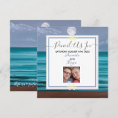 Pencil op het strand van het blauwgroen zee met ee feestdagenkaart (Voorkant / Achterkant)