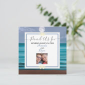 Pencil op het strand van het blauwgroen zee met ee feestdagenkaart (Staand voorkant)