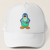 Penguin als hairdresser met schaar en schaar trucker pet (Voorkant)