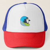 Penguin als Snowboarder met Sonowboard.PNG Trucker Pet (Voorkant)