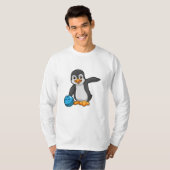 Penguin bij Bowling met Bowling-bal T-shirt (Voorkant volledig)