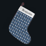 Penguin Bird Blue Antarctic Animal Winter Naam Kleine Kerstsok<br><div class="desc">Herhalend patroon van zwarte en witte pinguïn vogels op een blauwe achtergrond. Personaliseer met jouw naam aan de top.</div>