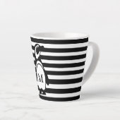 Penguin Black en White Striped Monogram Latte Mok (Rechterhoek)