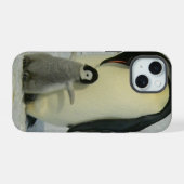 Penguin die naar Chick kijkt iPhone 15 Case (Achterkant horizontaal)