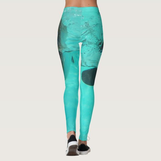 Penguin duikt in blauw water op leggings (Achterkant)