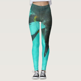 Penguin duikt in blauw water op leggings