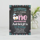 Penguin Eerste Verjaardagsuitnodiging Schrijfbord Kaart (Staand voorkant)