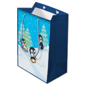 Penguin Fun kerstcadeau Medium Cadeauzakje (Achterkant Gekanteld)