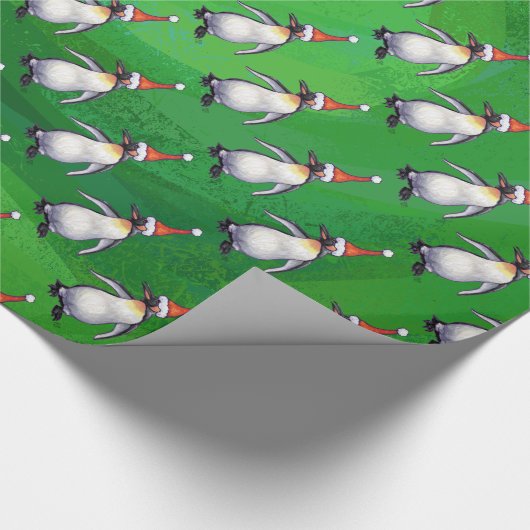 Penguin in Santa Hat Pattern on Green Cadeaupapier (Hoek)