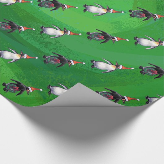Penguin in Santa Hat Pattern on Green Cadeaupapier (Hoek)