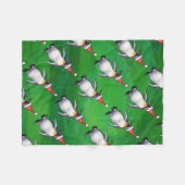 Penguin in Santa Hat Pattern on Green Fleece Deken (Voorkant (Horizontaal))