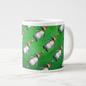 Penguin in Santa Hat Pattern on Green Grote Koffiekop (Voorkant rechts)