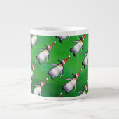 Penguin in Santa Hat Pattern on Green Grote Koffiekop (Voorkant)