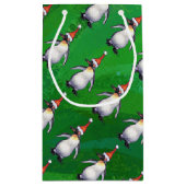 Penguin in Santa Hat Pattern on Green Klein Cadeauzakje (Achterkant)