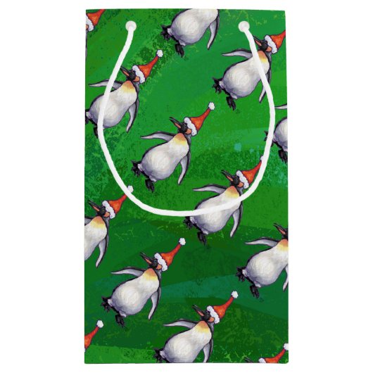 Penguin in Santa Hat Pattern on Green Klein Cadeauzakje (Achterkant)