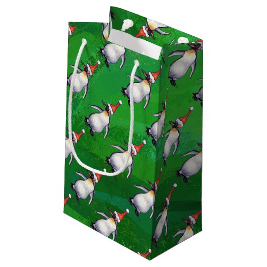 Penguin in Santa Hat Pattern on Green Klein Cadeauzakje (Achterkant Gekanteld)