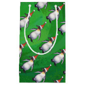 Penguin in Santa Hat Pattern on Green Klein Cadeauzakje (Voorkant)
