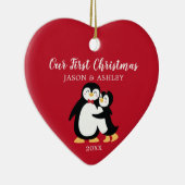 Penguin Love ons First Kerstfeest Keramisch Ornament (Rechts)
