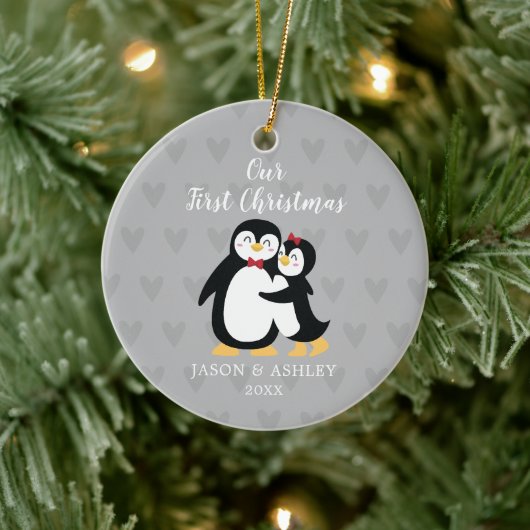 Penguin Love ons First Kerstfeest Keramisch Ornament (Boom)