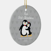 Penguin Love ons First Kerstfeest Keramisch Ornament (Rechts)