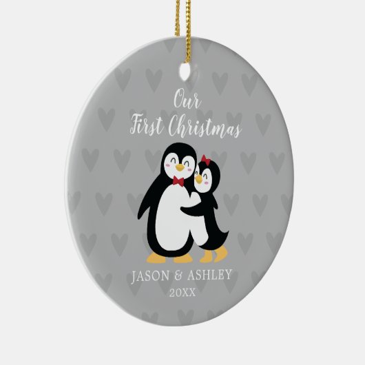 Penguin Love ons First Kerstfeest Keramisch Ornament (Rechts)