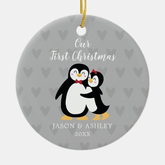 Penguin Love ons First Kerstfeest Keramisch Ornament (Voorkant)