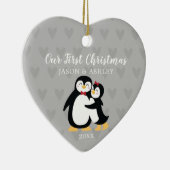 Penguin Love ons First Kerstfeest Keramisch Ornament (Rechts)