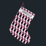 Penguin Pattern roze Black White Kleine Kerstsok<br><div class="desc">Ik hoop dat je dit vakantiepatroon leuk vindt. Pas het aan met een naam of initialen als u wilt. Bekijk mijn winkel voor meer overeenkomende objecten en andere vakantiepatronen. Bedankt om met mij te winkelen!</div>