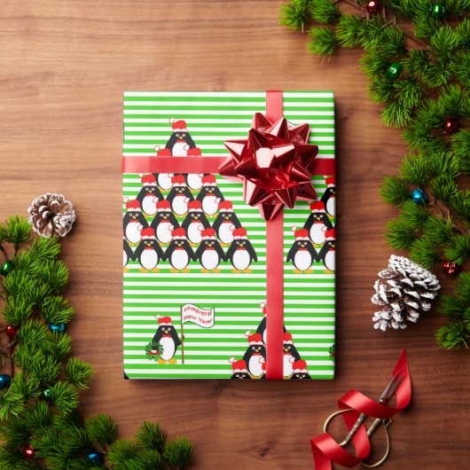 Penguin Pyramid Green Stripe Kerstmis Cadeaupapier (Feestdagen Geschenken)
