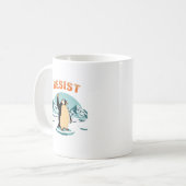 Penguin Resist muckup Graphic  Arctic Koffiemok (Voorkant links)