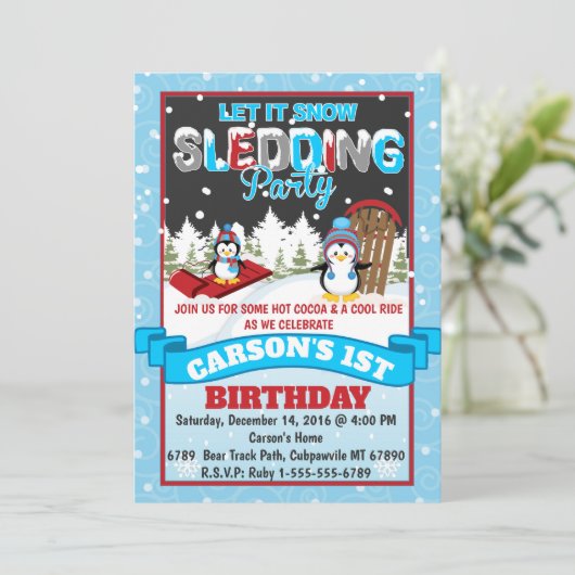 Penguin Sledding verjaardagsfeestje uitnodiging (Staand voorkant)