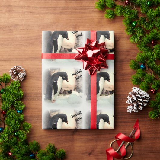Penguin Snowball Fight Wrapping Paper Cadeaupapier (Feestdagen Geschenken)