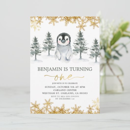 Penguin Winter Gold Snowflake Birthday Uitnodiging (Staand voorkant)