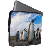 Penguins Marching Blue Sky Laptop Sleeve (Voorkant Rechts)