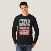 Pens Down Writers Guild On Strike Anti AI Chatbots T-shirt (Voorkant volledig)
