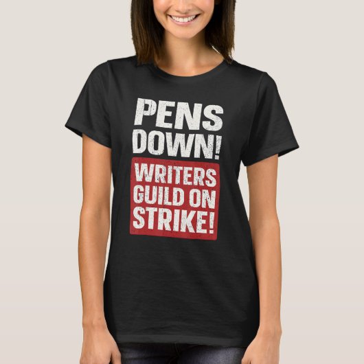 Pens Down Writers Guild On Strike Anti AI Chatbots T-shirt (Voorkant)