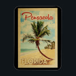 Pensacola Palm Tree Vintage Travel Magneet<br><div class="desc">Een unieke retro middeleeuwse moderne Pensacola Florida-kunst in de klassieke stijl van het poster. Het bevat een gebogen palmboom op zandige stranden met oceaan onder een blauwe troebele hemel.</div>